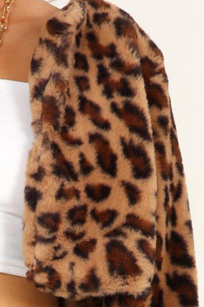 Chaqueta  de piel sintética con estampado de leopardo