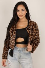 Chaqueta  de piel sintética con estampado de leopardo