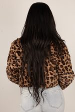 Chaqueta  de piel sintética con estampado de leopardo