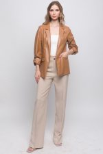 Abrigo largo de cuero sintético liso