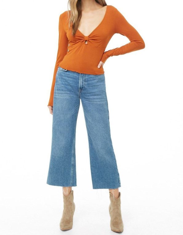 Buzo recortado con cuello en V