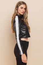 Chaqueta motera corta de piel sintetica con mangas