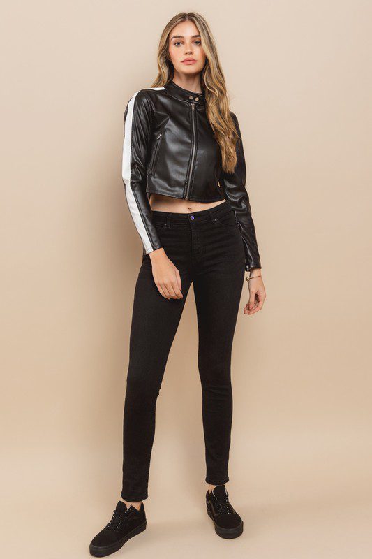 Chaqueta motera corta de piel sintetica con mangas