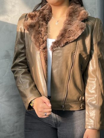 Chaqueta de cuero con cuello de peluche