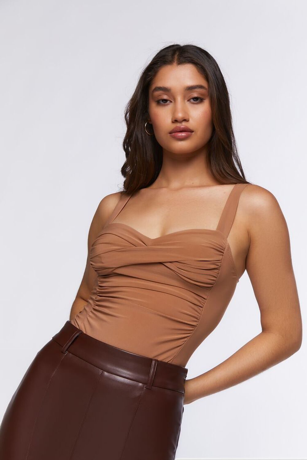 Body sin mangas con escote corazon fruncido en el pecho y espalda recta.