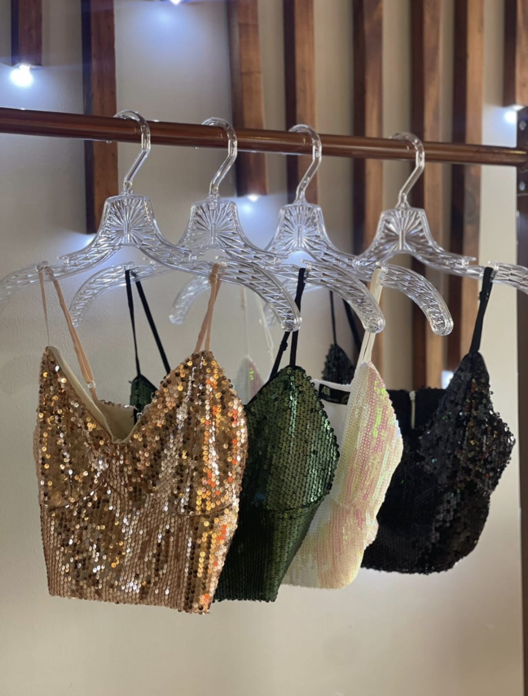 Crop top lentejuelas con cadenas ajustable